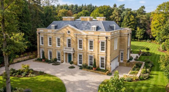 Аэросъёмка загородного особняка в английском неоклассическом стиле: главный фасад, подъездная аллея и пейзажный сад