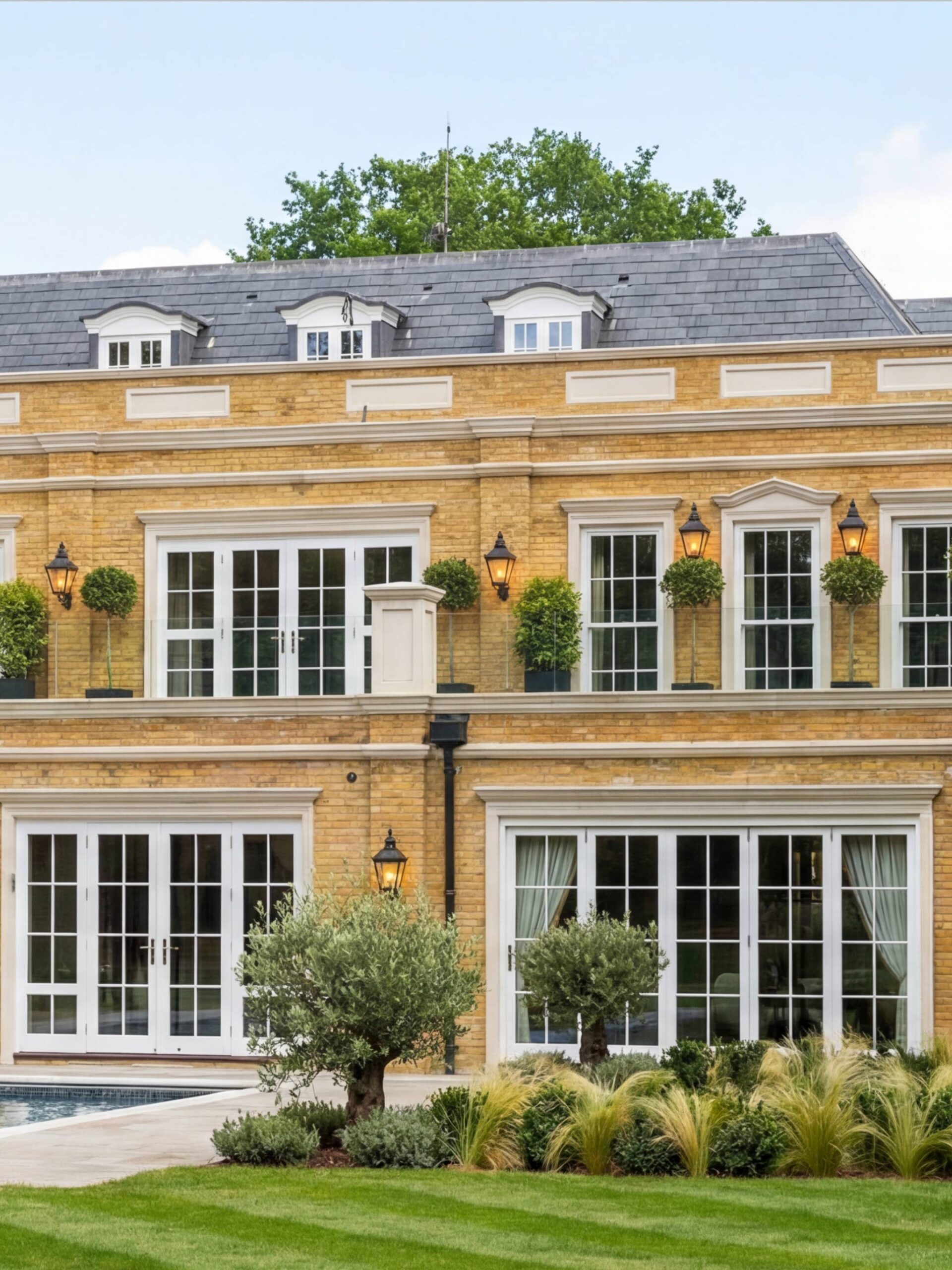 Детали садового фасада: ритм французских дверей, чёрные чугунные водостоки и кирпичная кладка лондонского типа Детали садового фасада: ритм французских дверей, чёрные чугунные водостоки и кирпичная кладка лондонского типа