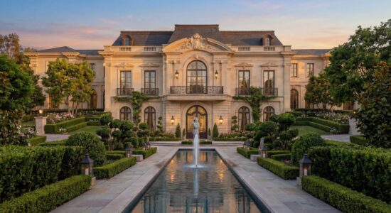 Панорамный вид на особняк с бассейном, террасами и ландшафтным озеленением, архитектурная подсветка в сумерках