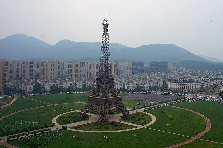 Плагиат в архитектуре: Эйфелева башня в Китае