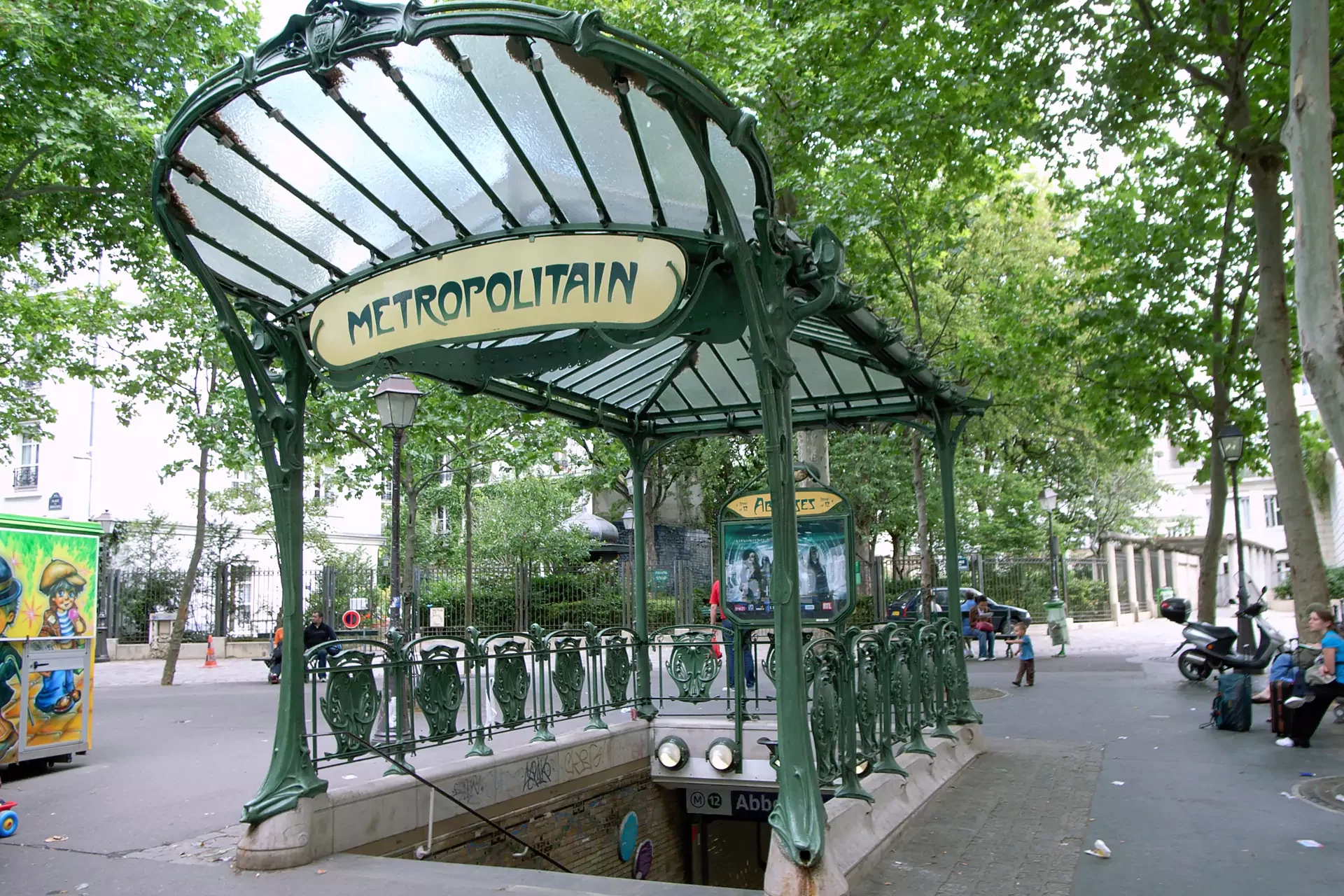 Вход на станцию метро Аббес в Париже